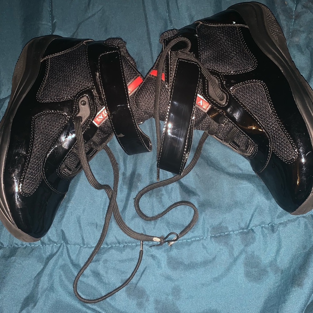 Boys Prada’s size 33 authentic